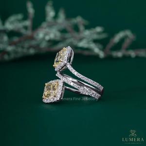 Bague de fiançailles de luxe Toi et Moi en or 9k/10k/14k/18k avec diamant jaune fantaisie de laboratoire taille coussin et double halo, clarté VVS - Product Image 3