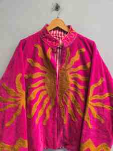 Veste Suzani en velours rose premium pour femme, broderie abstraite soleil doré, manteau ethnique bohème, vente en gros, collection hiver de créateur - Product Image 5