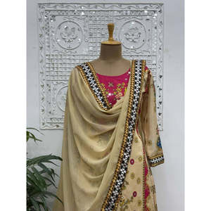 Ensemble de costume fantaisie pour femmes avec un magnifique imprimé numérique et un véritable travail manuel en miroir - Product Image 4