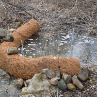 Blocs de Fibres de Coco 100% Naturelles Biodégradables pour le Contrôle de l'Érosion des Rives de Rivières et de Ruisseaux – Durables, Économiques, Vente en Gros