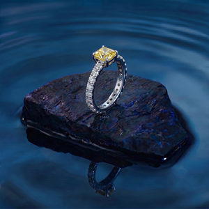 Bague de fiançailles solitaire en diamant jaune de laboratoire taille coussin, avec bande pavée en or blanc, bijou fin pour promesse ou mariage, cadeau - Product Image 2