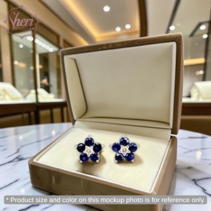 [Sheri Jewels] Boucles d'oreilles en or blanc massif 18 carats en forme de petite fleur avec saphir naturel et diamants - Cadeau pour femmes/enfants - Product Image 3