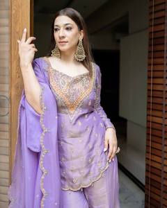 Conjunto de traje Sharara de seda Simar morada bordada con dupatta, ropa étnica para mujer para bodas, fiestas y Eid. - Product Image 2