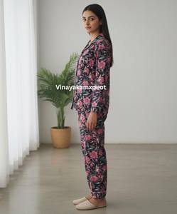 ชุดนอนผ้าฝ้ายลายดอกไม้สุดหรู สีชมพูกรมท่า สำหรับผู้หญิง ระบายอากาศได้ดี แห้งเร็ว เหมาะสำหรับฤดูร้อน คุณภาพสูง ชุดนอนสองชิ้น - Product Image 2