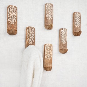 Cintres à vêtements en bois de style européen élégant avec logo personnalisé, finition laquée de luxe et crochet chromé rotatif - Product Image 5