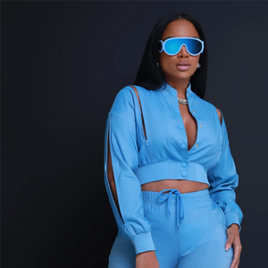 Ensemble deux pièces personnalisé avec logo OEM pour femme : Crop top épaules découpées et pantalon de jogging à cordon de serrage – Survêtement décontracté et sexy - Product Image 5