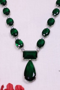 Collier élégant pour femme plaqué or avec zircon taille émeraude, pendentif goutte d'eau et serti clos, idéal pour les soirées - Product Image 2
