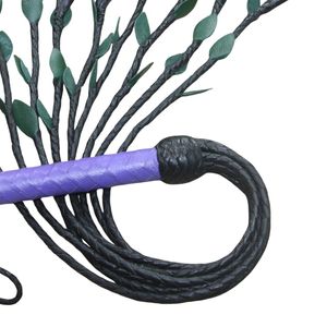 Flogger de piel de oveja hecho a mano con hebilla de acero y mango equilibrado de 2.5 cm de ancho con caída suave para principiantes y uso avanzado - Product Image 4