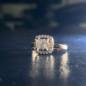 Anillo de Diamante Cultivado en Laboratorio con Corte Princesa y Halo en Oro Rosa de 9K, Menos de 1 Quilate, de Lujo para Mujer - Product Image 1