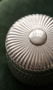 Boîte de rangement de luxe en métal argenté, ronde, pour fruits secs et dates, avec corps cannelé en spirale, couvercle à motif soleil et bouton plat - Product Image 5