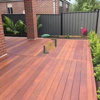 Plancher en bois Merbau de qualité supérieure - Résistant à l'eau, design contemporain avec installation par languettes et rainures pour usage extérieur