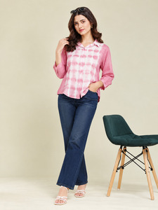 เสื้อเชิ้ตผู้หญิงสีชมพูมัดย้อมแขนยาวติดกระดุมทรงลำลองพอดีตัว - Product Image 3