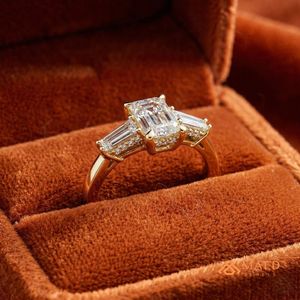 Anillo de Compromiso de Plata 14K/18K con Moissanita/Diamante Corte Esmeralda para Mujer, con Tres Piedras y Laterales Cónicos de Baguette, para Boda y Regalo - Product Image 4