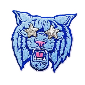 Badge de luxe personnalisé brodé en chenille avec motif lion et couronne pour vêtements de mode, streetwear et vestes - Product Image 3