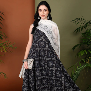 Ensemble Kurta d'été en coton imprimé Bandhej pour femme, coupe évasée et droite, style Anarkali, avec pantalon et dupatta, vente en gros - Product Image 1