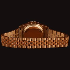 Montre personnalisée avec cadran rose, lunette sertie de diamants Moissanite, bracelet en acier inoxydable plaqué or avec fonction date automatique - Product Image 3