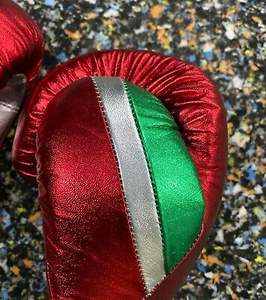 Guantes de Boxeo Profesionales Hechos a Medida de Cuero Vacuno Genuino en Tono Verde Perla Metálico Rojo, con Cierre de Cordones - Product Image 4
