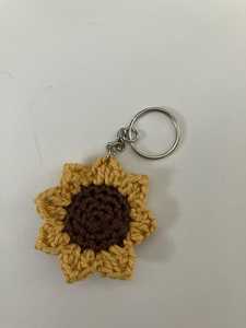 Porte-clés tournesol au crochet fait main |   Fil de coton doux |   Conception personnalisée |   Style traditionnel |   Breloque de sac respectueuse de l'environnement - Product Image 1