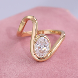 Anillo de Moissanita con Corte Ovalado y Bisel, Anillo de Oro Moderno Envolvente, Anillo de Compromiso de Diseño Único, Anillo de Boda Minimalista y Distintivo - Product Image 2