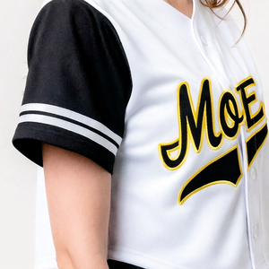 Vente en gros de hauts tendance pour femmes, style jersey de baseball court, à boutons sur le devant, avec manches contrastantes, style streetwear, marque privée, fabricant OEM en gros - Product Image 6