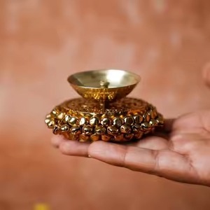 Diya en laiton artisanal, finition antique, style ethnique, pour le festival Diwali, la Pooja, le temple, la décoration de la maison - Product Image 1