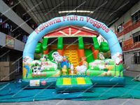 Structure gonflable combinée Ferme et Barnum avec toboggan, parcours de jeux, piste de course, château de saut extérieur décoratif, petite machine distributrice et thème carnaval