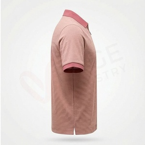 เสื้อโปโลผู้ชายแขนสั้นสีชมพู ผ้าถัก มีซิป ดีไซน์เรียบง่าย สวมใส่สบาย ทรงปกติ - Product Image 3