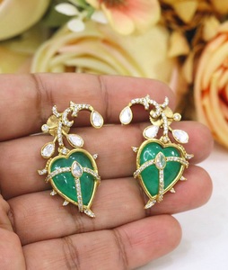 Pendientes Clásicos con Acabado Dorado y Circonitas Cúbicas con Aspecto de Piedra para Mujeres y Niñas, para Looks de Noche, para Fiestas, a la Moda - Product Image 4