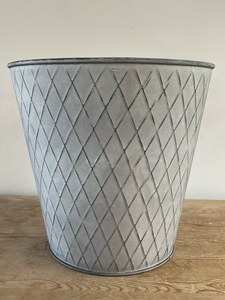 Jardinière en métal galvanisé à motif diamant, pot à fleurs rustique embossé pour la décoration intérieure et l'aménagement extérieur du jardin - Product Image 6