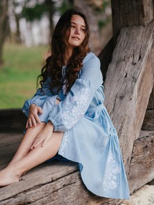 Robe d'été décontractée bleu clair bohème pour femme, 100 % coton, coupe trapèze, imprimé floral, longueur genou, manches bouffantes brodées, avec fente - Product Image 2