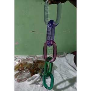 Adorno Colgante de Resina con Eslabones Verticales, Decoración de Pared con Bucles Enlazados Multicolores, Accesorio Decorativo para Interiores, Oficina y Habitaciones - Product Image 1