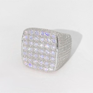 Bague Hip Hop en Moissanite Diamantée de Qualité Export pour les Fiançailles, les Occasions Spéciales et les Looks Streetwear Tendance - Product Image 1