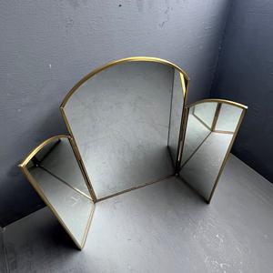 Espejo decorativo de mesa con diseño plegable, forma única y acabado en latón. - Product Image 3