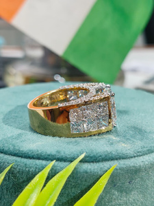 Anillo de Diamantes Corte Princesa con Halo en Oro Amarillo, Piedra Central Brillante con Halo Reluciente, Perfecto para Compromiso, Lujoso - Product Image 3