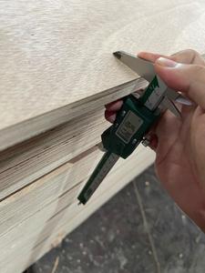 Tablero de Chapa de Eucalipto FOMEX Okume 4x8, 18 mm de Grosor, Diseño Moderno de Primera Clase, Emisión E2, Uso en Interiores para Aplicaciones en Hoteles - Product Image 2