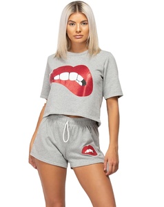 Conjunto de Camiseta Corta y Pantalones Cortos Grises para Mujer con Estampado de Labios Rojos, Atuendo Casual de Verano, Cuello Redondo, Manga Corta, Algodón Ligero - Product Image 5