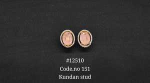 Boucles d'oreilles ovales rouges Kundan plaquées or, design halo, en laiton, bijoux pour femmes, pour les soirées - Product Image 2