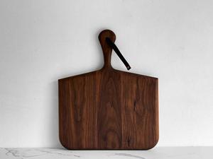 Elegante tabla de cortar de mango largo con asa para colgar, superficie apta para cuchillos, ideal para cortar, servir y exhibir en uso diario. - Product Image 6