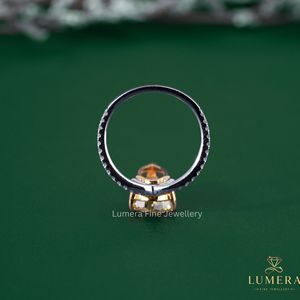 Anillo de Compromiso Solitario con Diamante Amarillo Tallado en Pera, Oro Blanco con Banda Pavé, Estilo Clásico para Mujer, Lumera Fancy - Product Image 3