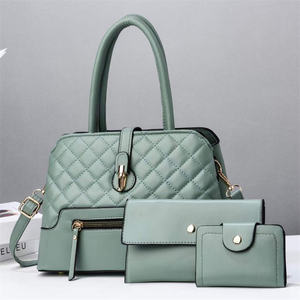 Conjunto de Bolso Acolchado Color Borgoña TITAN TREAD WEAR con Cartera y Tarjetero Modelo TTW-SB-00026 - Product Image 6