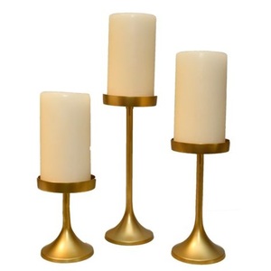 Candelabro de Pilar Dorado con Diseño de Rama de Árbol Biophilia, Base de Raíz Desplegada y Tallo Metálico con Textura de Corteza Robusta - Product Image 3