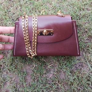 Mini sac à main en cuir véritable bordeaux avec chaîne, fermeture à loquet, poignée unique, sac à la mode pour le quotidien et les voyages - Product Image 1