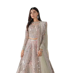Vestido de novia pakistaní premium en rosa rubor y plateado con trabajo de espejo metálico, Lehnga Choli nupcial con cristales intrincados - Product Image 1