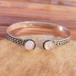 Bracelets en laiton avec pierres précieuses naturelles pour le yoga, un accessoire de mode qui symbolise l'énergie positive et un style de vie holistique, disponibles au prix d'usine - Product Image 1