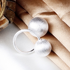 Vente en gros d'anneaux ajustables en argent sterling 925 massif, à double boule, texturés et brossés, bijoux fins, Memoria Jewels - Product Image 2