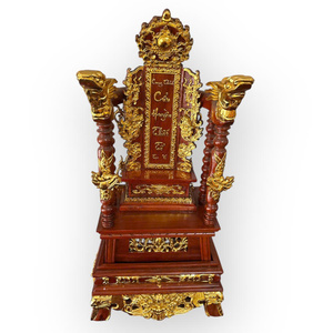 El altar ancestral, elaborosamente tallado en madera de Huong dorada, es una testimonancia de los antepasados de generaciones anteriores. - Product Image 5