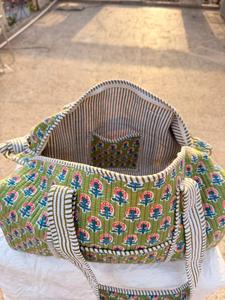 Green Floral Print Quilted Duffel <b>Bag</b> <b>Large</b> Capacity <b>Women</b> Travel <b>Weekender</b> <b>Bag</b> Zipper Closure Textile Material - Product Image 3