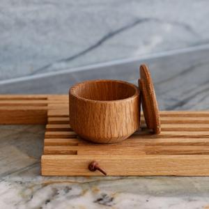 Boîte à sel en bois d'acacia naturel de qualité supérieure, faite à la main, écologique, sans danger pour les aliments, avec couvercle magnétique pivotant, pour le rangement des épices de cuisine - Product Image 1