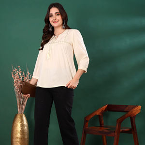 เสื้อท่อนบนผ้าเรยอนสีพีชสำหรับผู้หญิง ทรงปกติ ปักลาย ตกแต่งด้วยแขนสามส่วนและคอรูรูปทรงกุญแจ ออกแบบมาเพื่อการสวมใส่ลำลองแบบสากล - Product Image 1