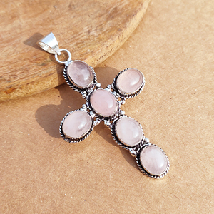 Colgante de cruz solitario de cuarzo rosa con engaste de bisel, estilo vintage, base de latón bañado en plata antigua, personalizado, unisex, para venta al por mayor, Jewelry Town Inn - Product Image 3